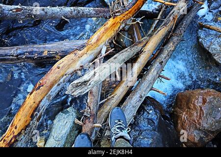 Alberta Mountain Exploration! Wunderschöne Bäche und Flüsse mit satten Farben, Schatten, Licht und Texturen. Natur vom Feinsten! In Der Nähe Von Nordegg. Stockfoto