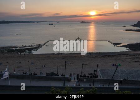 Saint-Malo, Frankreich - 25. August 2019: Wunderschöne Aussicht auf den Sonnenuntergang vom Strand in Saint Malo. Naturpool in Saint-Malo in der Bretagne am Ärmelkanal Stockfoto
