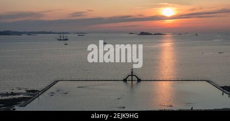 Saint-Malo, Frankreich - 25. August 2019: Wunderschöne Aussicht auf den Sonnenuntergang vom Strand in Saint Malo. Naturpool in Saint-Malo in der Bretagne am Ärmelkanal Stockfoto