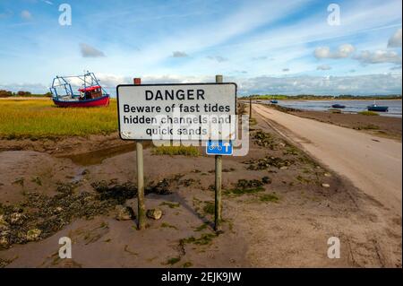 Vorbei an Ortsschild am Rande der Gezeitenstraße verbindet Sunderland Point und Morecambe, entlang der Ufer des Flusses Lune Stockfoto