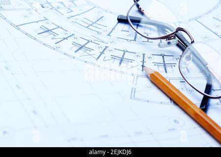 Architekturzeichnungen, Bleistift und Gläser. Business, Architektur, Gebäude, Bau Stockfoto