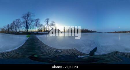 360 Grad VR-Aufnahme von Niasvizh Castle Pond, Weißrussland Stockfoto