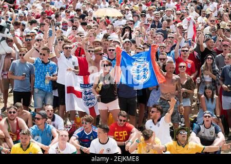 England Supporters und Festival-Besucher beobachten England gegen Panama bei der WM 2018 auf dem Isle of Wight Festival im Seaclose Park, Newport. Bilddatum: Sonntag, 24. Juni 2018. Bildnachweis sollte lauten: David Jensen/EMPICS Entertainment Stockfoto