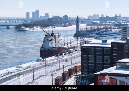 MONTREAL, CA - 22. Februar 2021: Blick auf die Skyline von Montreal und den gefrorenen Saint-Lawrence River von der Jacques Cartier Bridge Stockfoto