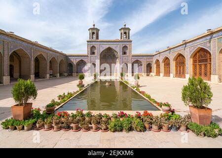 Shiraz, Iran-04,17.2019: Innenhof der Rosa Moschee, Nasir al-Mulk, ohne Menschen. Schöne Moschee von Qajar-Dynastie gebaut. Stockfoto