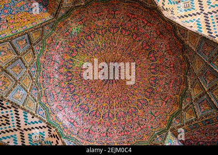 Shiraz, Iran-04,17.2019: Detail der Decke in Nasir al-Mulk. Schöne Moschee von Qajar-Dynastie gebaut. Islamische Ornamente, florale Motive. Stockfoto