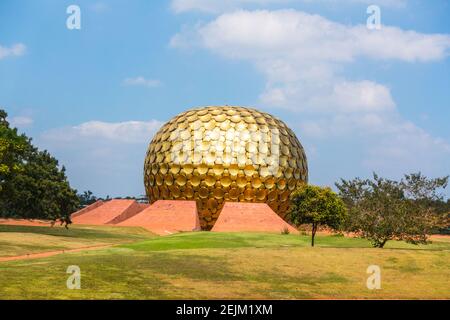 Matrimandir in Auroville gegründet von Mira Alfassa "die Mutter" in Pondicherry oder Pudhucherry, Tamil Nadu, Indien Stockfoto