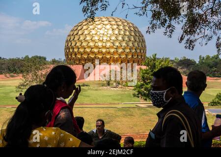 Besucher von Matrimandir in Auroville gegründet von Mira Alfassa "die Mutter" in Pondicherry oder Pudhucherry, Tamil Nadu, Indien Stockfoto