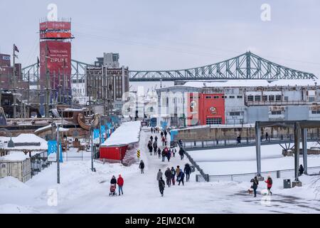 montreal, CA - 22. Februar 2021: Alter Hafen von Montreal, mit Jacques Cartier Brücke im Hintergrund Stockfoto