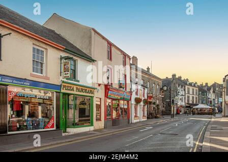 Straßenlandschaft im Stadtzentrum von Keswick, Cumbria, England, Großbritannien Stockfoto