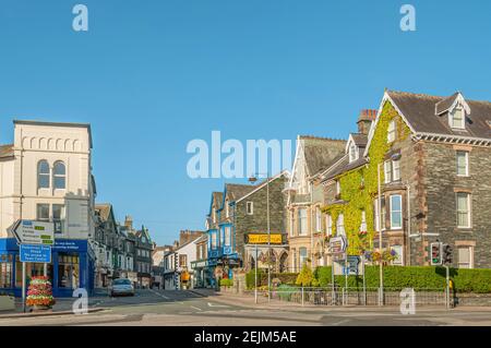 Straßenlandschaft im Stadtzentrum von Keswick, Cumbria, England, Großbritannien Stockfoto