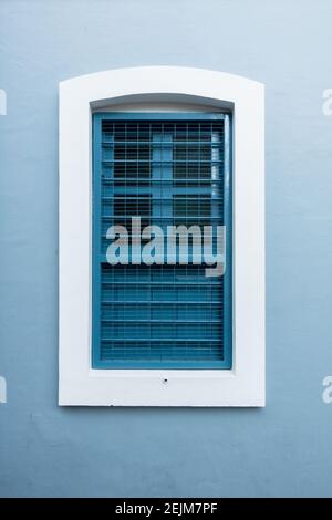 Hell gestrichene Fenster im französischen Kolonialviertel in Pondicherry Stockfoto