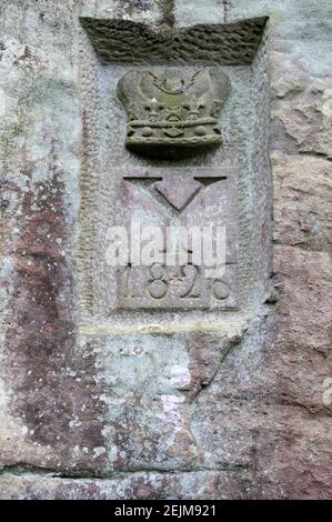 Duke of York Stone auf Stanton Moor, was wahrscheinlich ist Quarrymens Graffiti Stockfoto