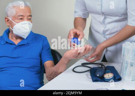 Senior Mann Anwendung antibakterielles Gel auf die Hände Stockfoto