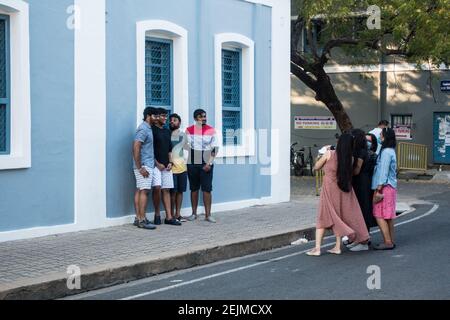 Gruppe von Jugendlichen, die vor einem Haus im französischen Altstadtviertel in Pondicherry, Tamil Nadu, Indien fotografieren Stockfoto