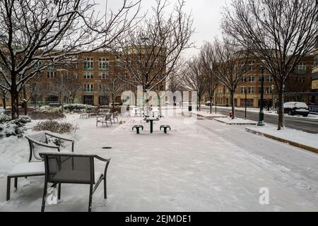 Ein Weitwinkelfoto, das nach einem Schneefall im Reston Town Square Park aufgenommen wurde. Stockfoto
