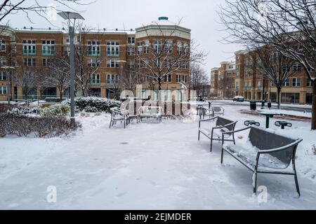 Weitwinkelfoto des Reston Town Center Park und seiner Umgebung nach einem Schneesturm. Stockfoto
