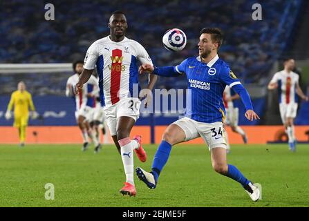 Christian Benteke (links) von Crystal Palace und Joel Veltman von Brighton und Hove Albion kämpfen während des Premier League-Spiels im AMEX Stadium in Brighton um den Ball. Bilddatum: Montag, 22. Februar 2021. Stockfoto