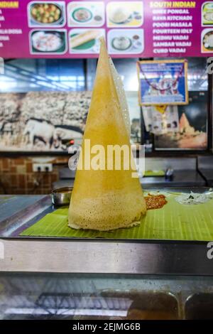 Ghee Roast Dosa wird von der beliebten südindischen Lebensmittelkette serviert A2B Stockfoto