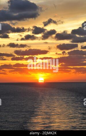 Sonnenuntergang über dem Atlantik von einem Kreuzfahrtschiff aus gesehen - Mai 3rd 2020 Stockfoto