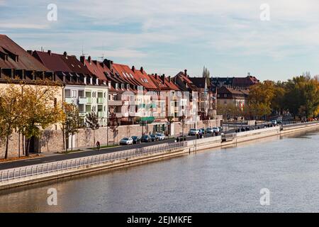 Würzburg, Deutschland, Blick auf den Main, moderne, typisch deutsche Häuser stehen entlang, Menschen schlendern am Ufer entlang Stockfoto