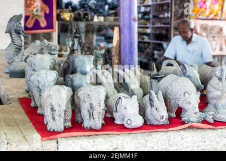 Steinkunstwerke zum Verkauf in Mahabalipuram, Tamil Nadu, Indien Stockfoto