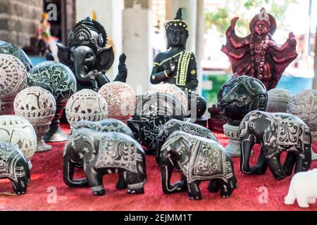 Steinkunstwerke zum Verkauf in Mahabalipuram, Tamil Nadu, Indien Stockfoto