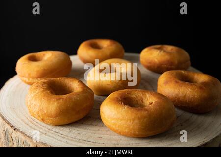 Donuts mit Karamell und Nüssen Stockfoto