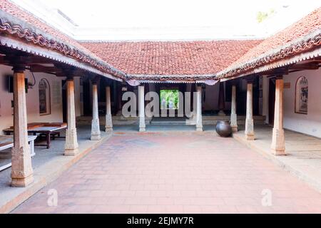 Tamil Nadu Hausarchitektur-Modell mit schrägen Dach und roten gekrümmten Fliesen Stockfoto