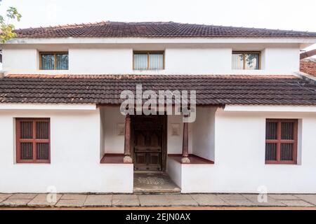 Tamil Nadu Hausarchitektur-Modell mit schrägen Dach und roten gekrümmten Fliesen Stockfoto