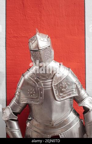 Authentischer mittelalterlicher Rüstungsanzug für Ritter in Deutschland Stockfoto
