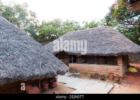 Tamil Nadu Hausarchitektur-Modell mit schrägen Dach und roten gekrümmten Fliesen Stockfoto