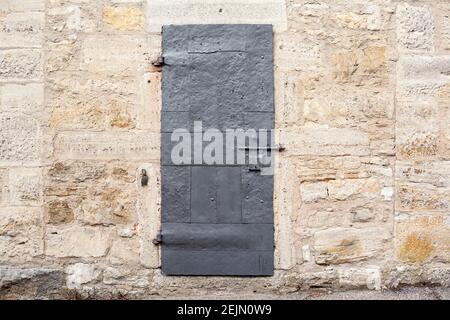 Mittelalterliche Dungeon Tür auf einer antiken deutschen Burgmauer. Stockfoto