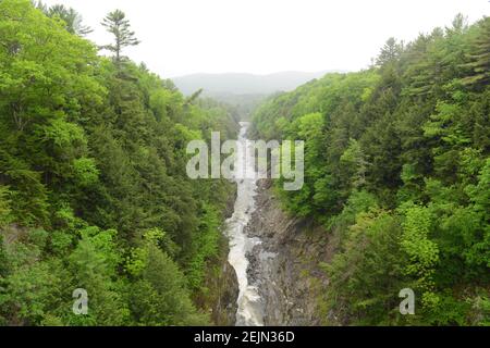 Quechee Gorge am Ottauquechee River in Quechee Village, Vermont, USA. Quechee Gorge 165 Meter tief und ist die tiefste Schlucht in Vermont. Stockfoto