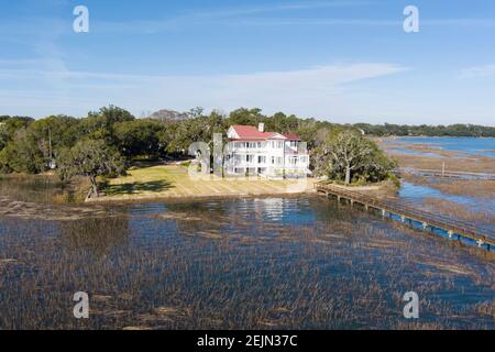 Niedrige Luftaufnahme des historischen Tidalholm Hauses in Beaufort, South Carolina vom Wasser aus. Stockfoto