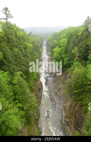 Quechee Gorge am Ottauquechee River in Quechee Village, Vermont, USA. Quechee Gorge 165 Meter tief und ist die tiefste Schlucht in Vermont. Stockfoto