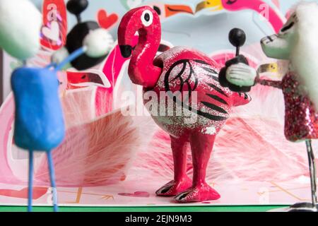 Tag der Toten Sugar Skull Figuren ein Foto machen Einer handgeschnitzten Bobble Head Flamingo Figur Stockfoto