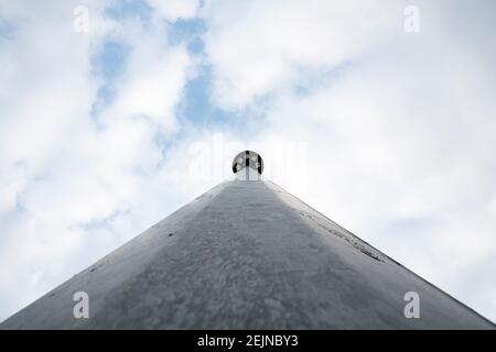 Ansicht von unten auf einen großen Straßenlaterner Stockfoto