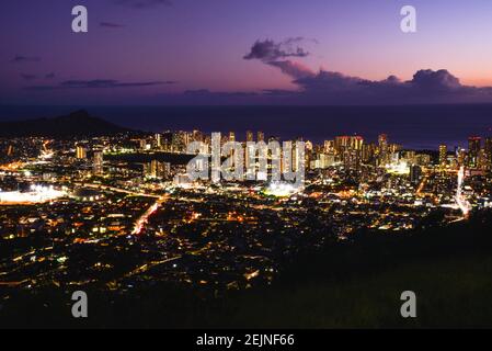 Spektakuläre Skyline von Waikiki, Hochhäuser, Blick auf den Sonnenuntergang vom Aussichtspunkt am Mount Tantalus im Puu Ualakaa State Park, Oahu, Honolulu, Hawaii, USA Stockfoto