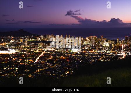 Spektakuläre Skyline von Waikiki, Hochhäuser, Blick auf den Sonnenuntergang vom Aussichtspunkt am Mount Tantalus im Puu Ualakaa State Park, Oahu, Honolulu, Hawaii, USA Stockfoto