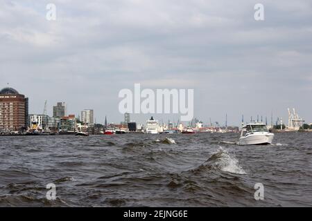 Hamburg Hafen Wasser Front Schifffahrtshafen für Boote und Schiffe An der Küste der elbe in Norddeutschland Stockfoto