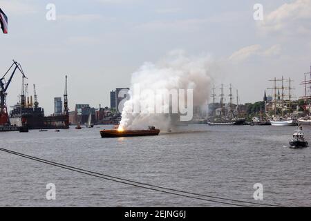 Burning Boat Unfall mit Explosion in Hamburg Harbour Water Front Schifffahrtshafen für Boote und Schiffe verursacht Gefahr für Touristen Durch Terrorismus Stockfoto