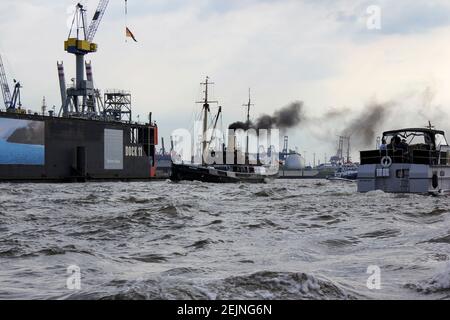 Schiffe im Hafen Wasser Front Shipping Port für Boote und Emittiert Smog und verunreinigt die Umwelt mit Abgasen Stockfoto