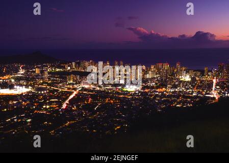 Spektakuläre Skyline von Waikiki, Hochhäuser, Blick auf den Sonnenuntergang vom Aussichtspunkt am Mount Tantalus im Puu Ualakaa State Park, Oahu, Honolulu, Hawaii, USA Stockfoto