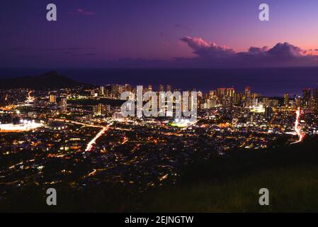 Spektakuläre Skyline von Waikiki, Hochhäuser, Blick auf den Sonnenuntergang vom Aussichtspunkt am Mount Tantalus im Puu Ualakaa State Park, Oahu, Honolulu, Hawaii, USA Stockfoto