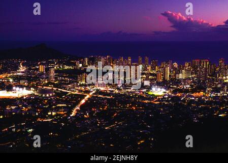 Spektakuläre Skyline von Waikiki, Hochhäuser, Blick auf den Sonnenuntergang vom Aussichtspunkt am Mount Tantalus im Puu Ualakaa State Park, Oahu, Honolulu, Hawaii, USA Stockfoto