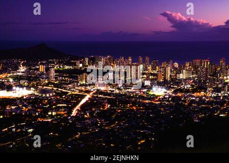 Spektakuläre Skyline von Waikiki, Hochhäuser, Blick auf den Sonnenuntergang vom Aussichtspunkt am Mount Tantalus im Puu Ualakaa State Park, Oahu, Honolulu, Hawaii, USA Stockfoto