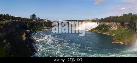 Regenbogen über dem gigantischen Niagara Wasserfall Touristenattraktion in Ontario Kanada auf der US-amerikanischen Brücke, die die Grenzen Nordamerikas verbindet Auf der anderen Seite des Flusses Stockfoto