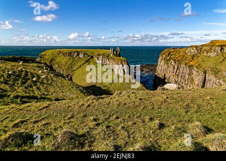 Dunseverick, Nordirland. 29th. April 2016. Dunseverick Castle liegt westlich des Dorfes Dunseverick, in der Grafschaft Antrim, in Nordirland. Stockfoto