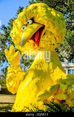 Ein großer Vogel Mardi Gras Dekoration steht in einem Hof auf Government Street, Feb. 19, 2021, in Mobile, Alabama. Stockfoto